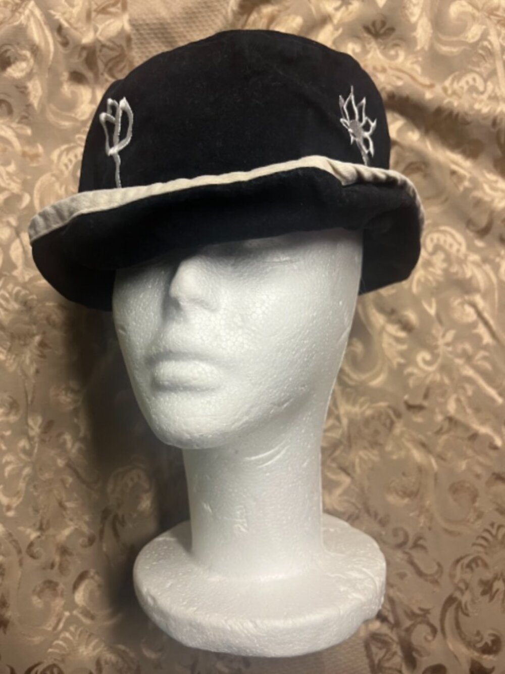 J HATS BLACK AND WHITE FLORAL EMBROIDERED BUCKET HAT